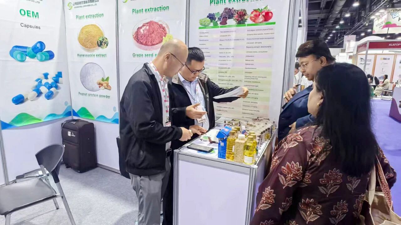 其一，天然植物提取物原料家族备受青睐.jpg